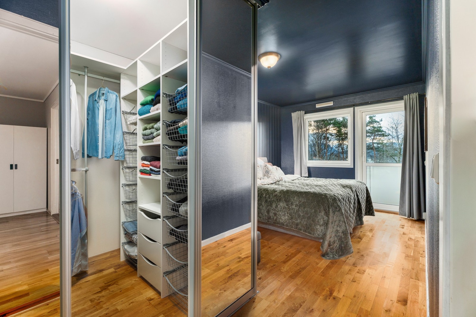 I tilknytning til hovedsoverommet har du romslig walk-in garderobe som dagens eier verdsetter meget høyt. Galleribilde