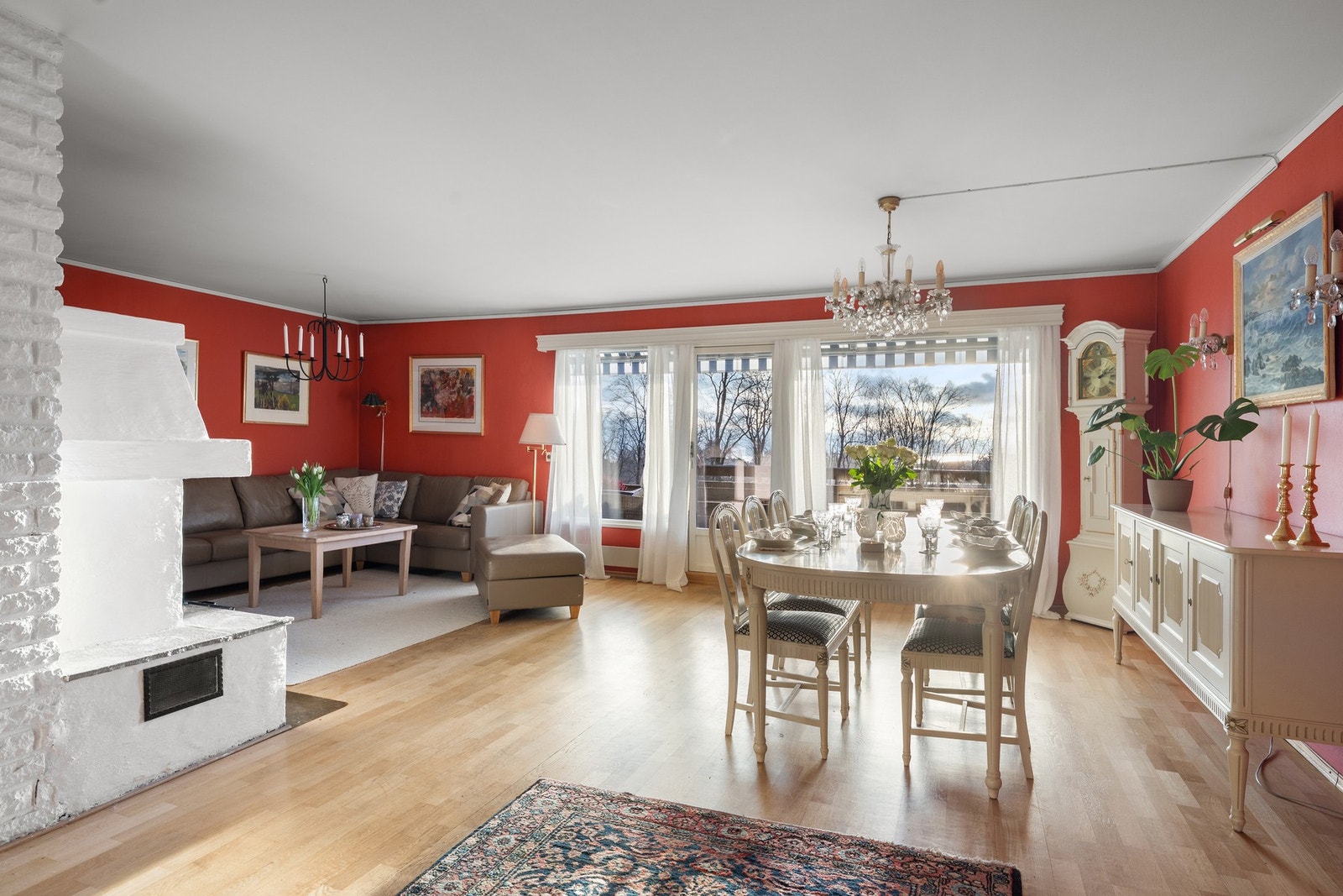 Planløsningen er gjennomgående og luftig, med fine lysforhold Galleribilde