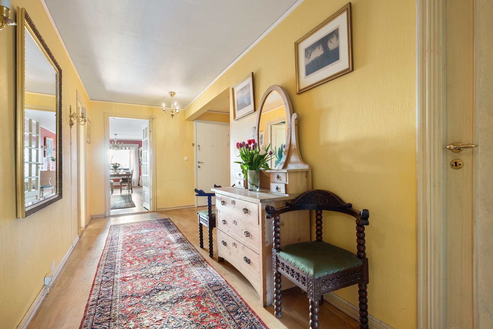 Stor entré ønsker deg velkommen inn i boligen, og har flere innredningsmuligheter for garderobeløsninger Galleribilde