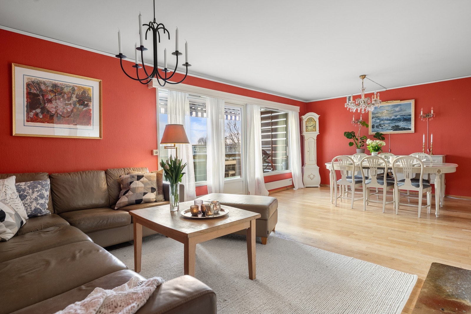 Stuen har en god utforming med plass til salongområde og spisestuedel Galleribilde