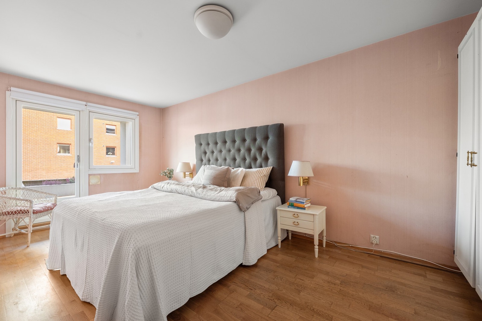 Soverom 1 med egen utgang til boligens nordvendte balkong Galleribilde