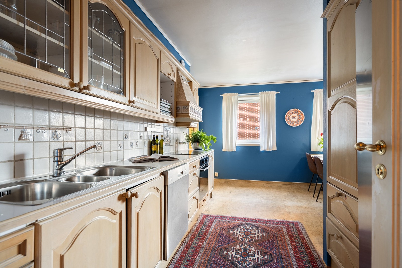 Innredningen er fra 1989, her kan man skape et moderne og funksjonelt kjøkken Galleribilde