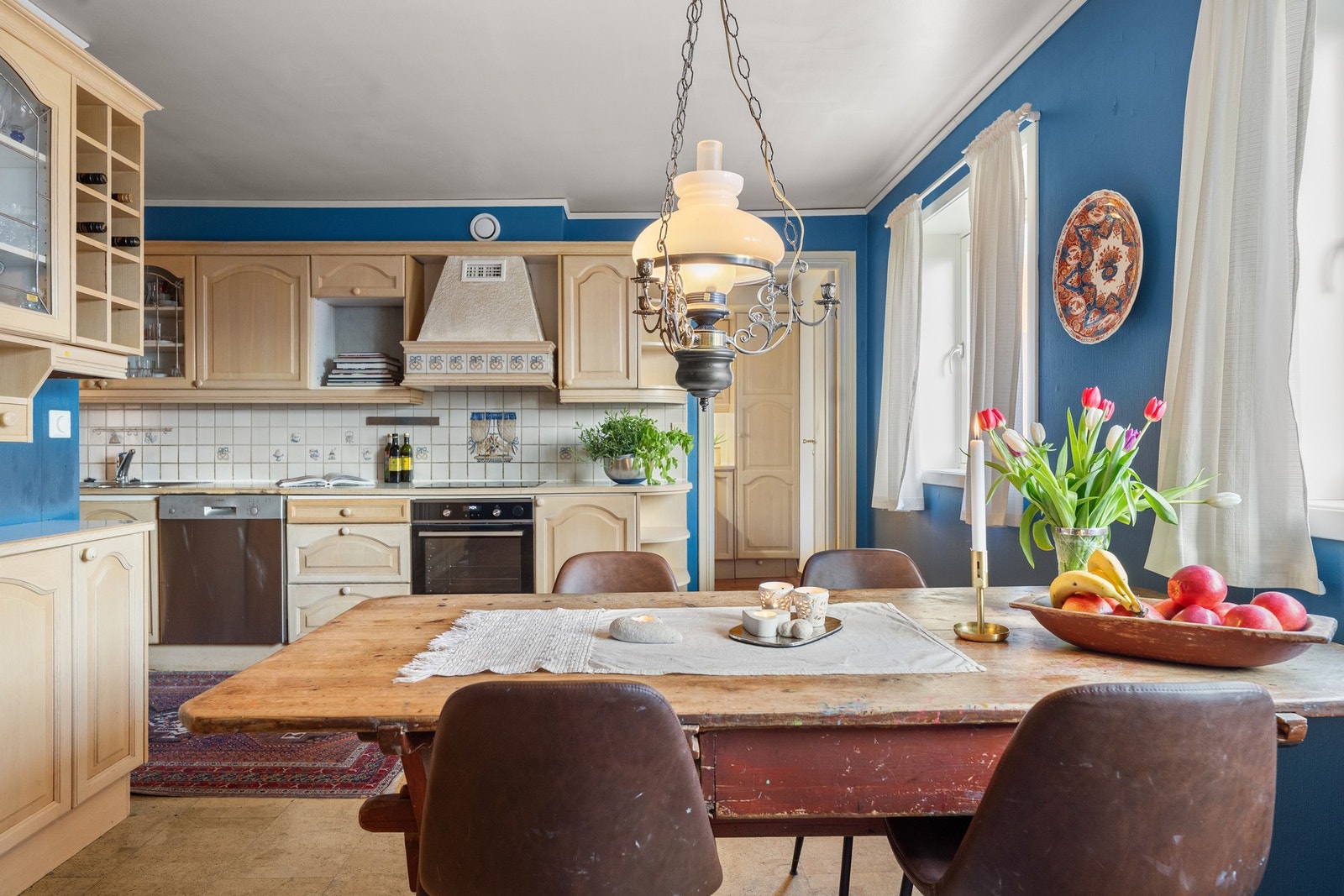 Separat kjøkken med plass til spisebord Galleribilde