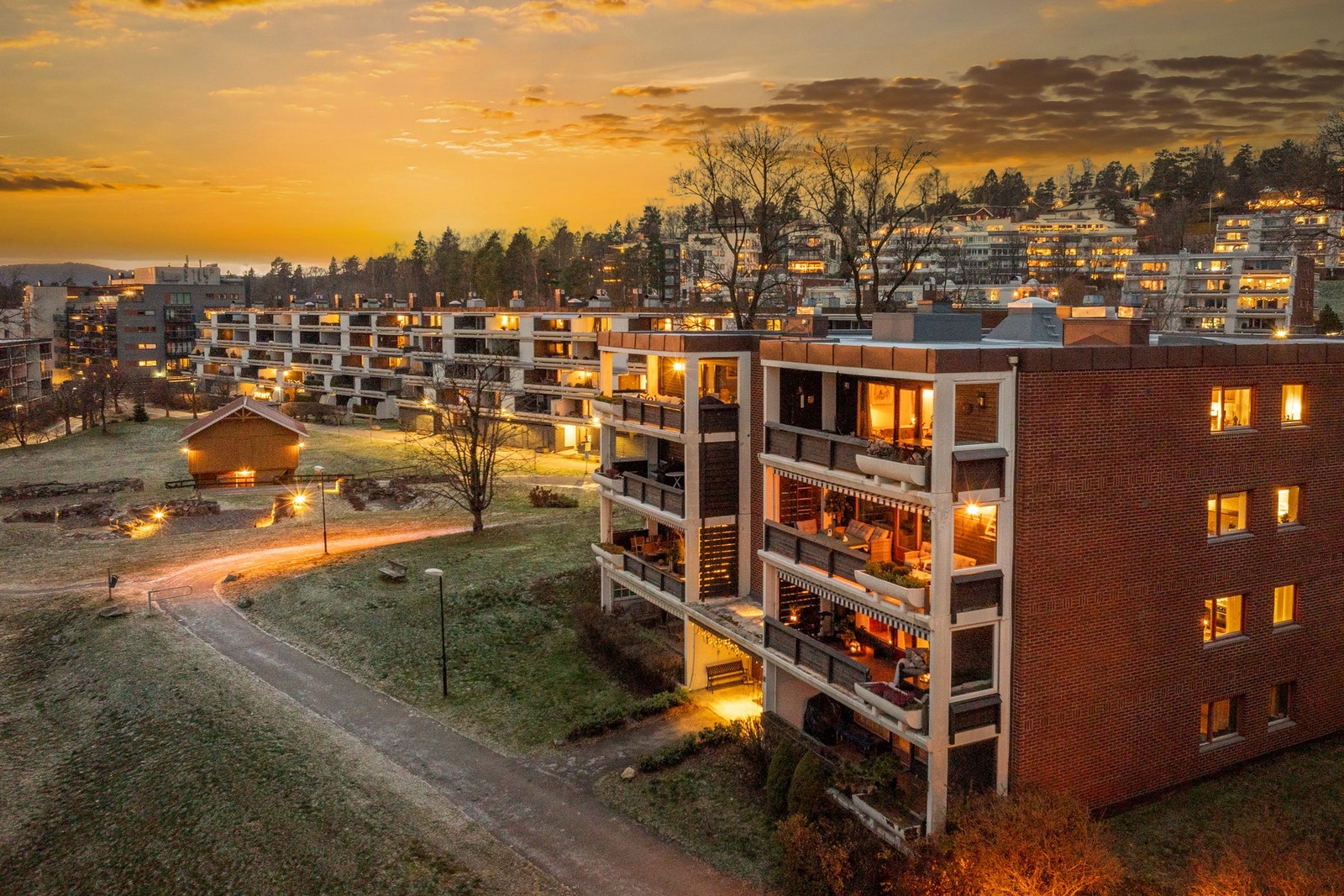 Boligen ligger fint til i 2. etasje med både heis- og trappeadkomst Galleribilde