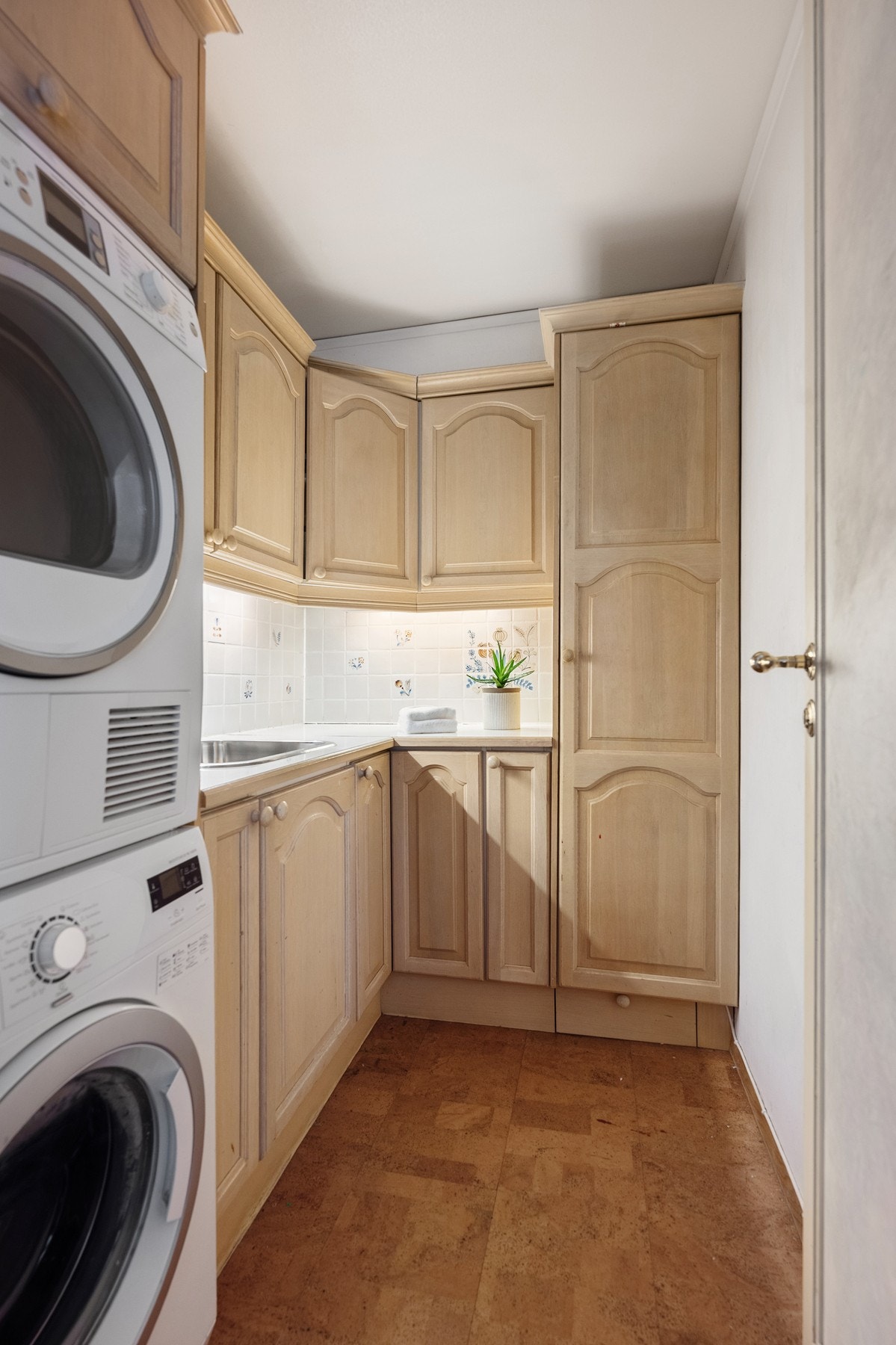 Innenfor kjøkkenet finner man det separate vaskerommet Galleribilde