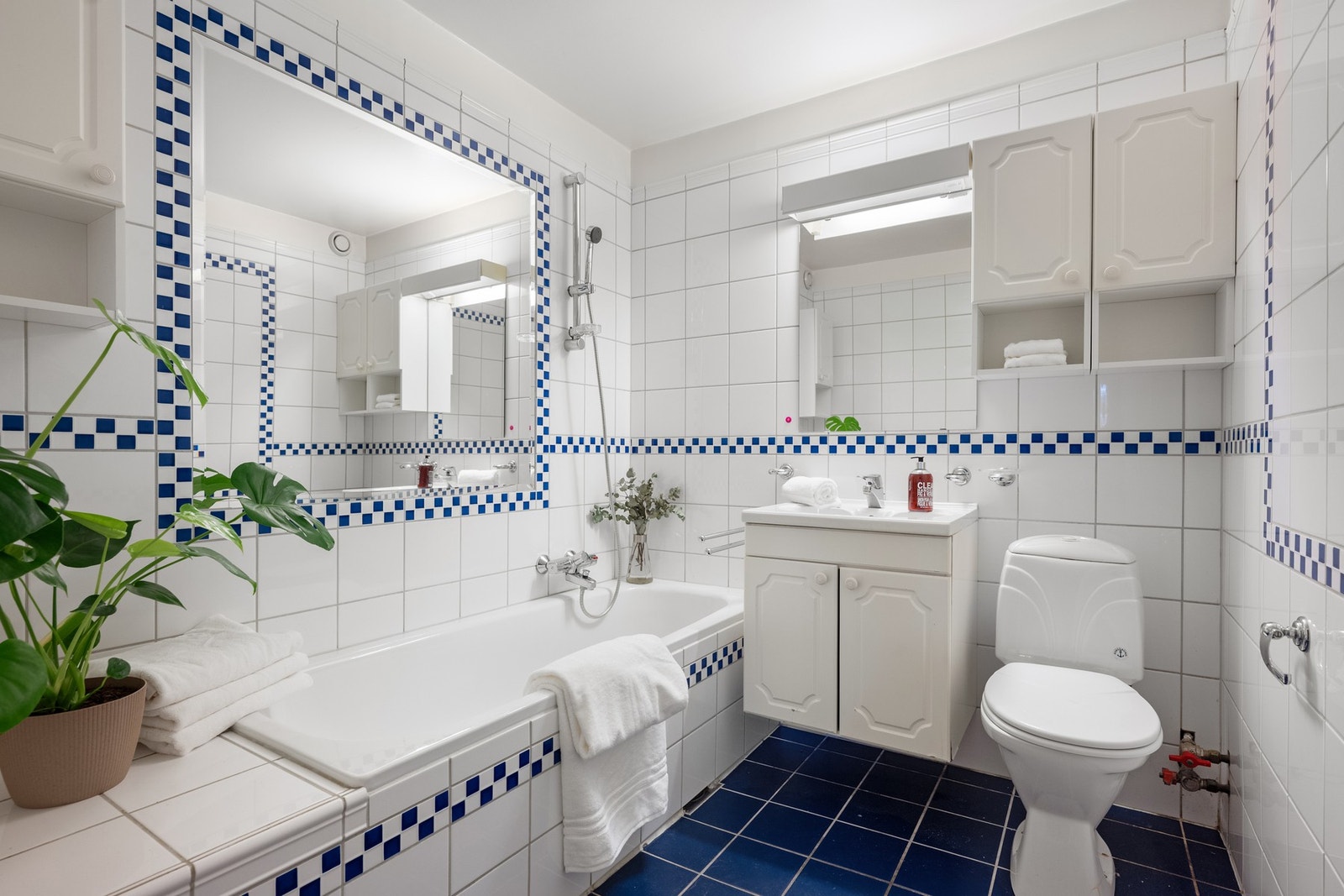 Boligen har to bad i tillegg til et separat vaskerom Galleribilde