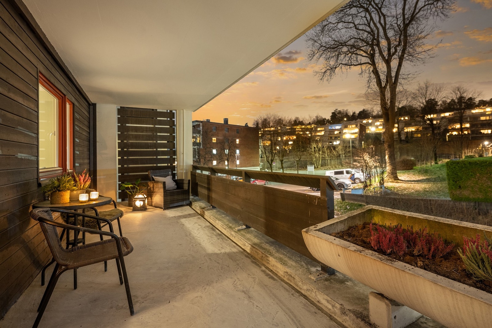 På boligens nordside er det nok en balkong som et av soverommene har tilgang til Galleribilde