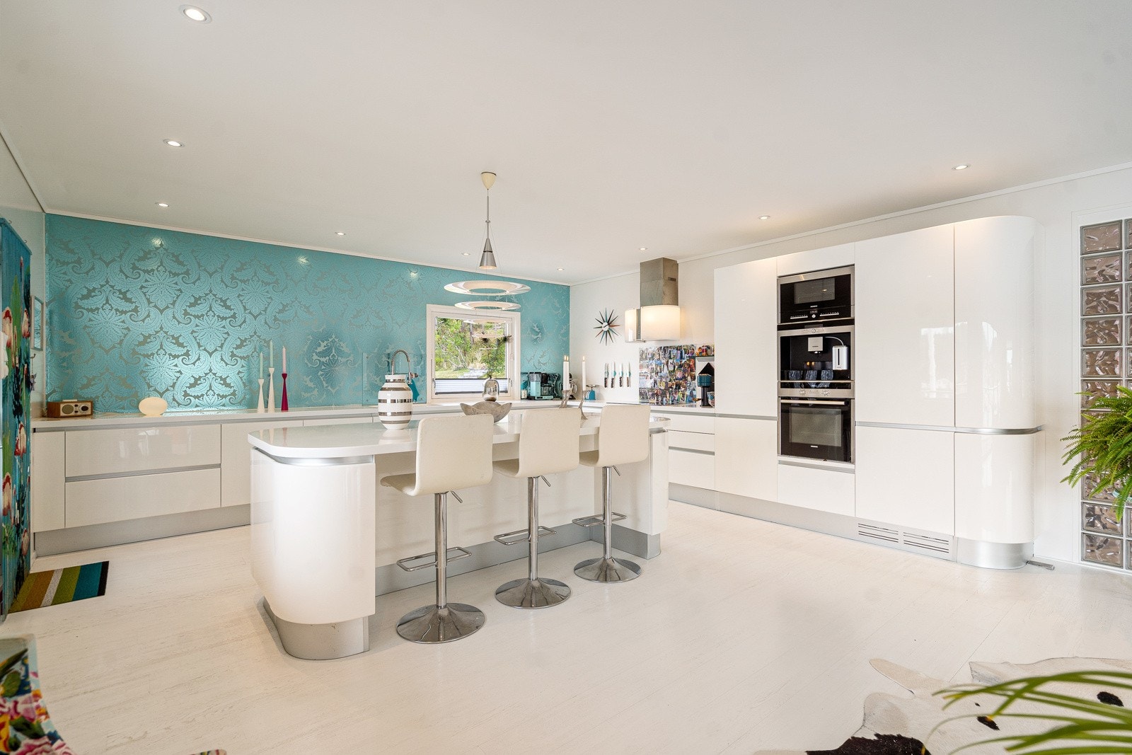 Kjøkkenet er i åpen løsning med stuen og er fra den italienske kvalitetsleverandøren PEDINI, særdeles lekkert i hvit fargepalett! Galleribilde