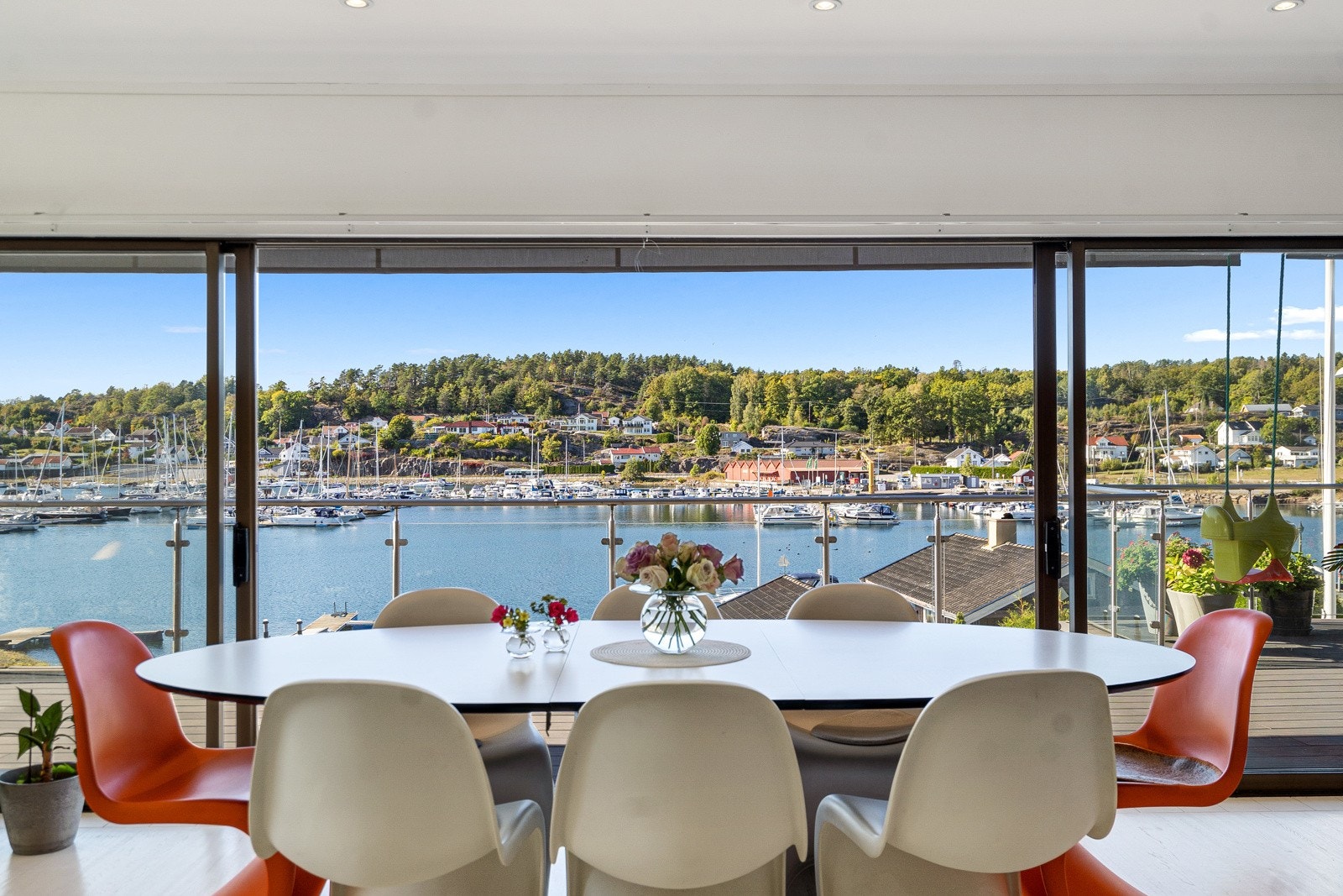 Spisestuen som er plassert helt vest i huset, har en særdeles flott sjøutsikt hvor du kan se båtene tøffe forbi på late sommerdager. Galleribilde