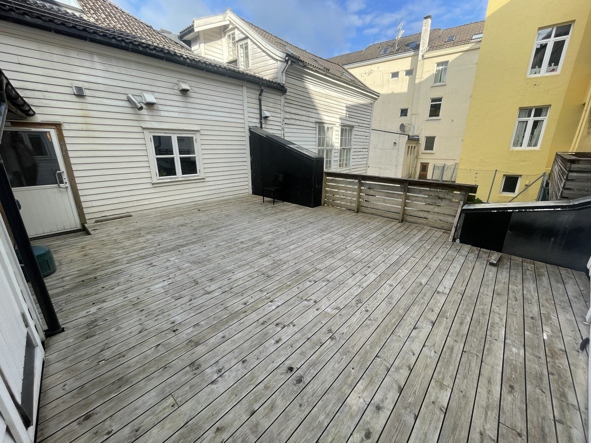 Fin solkrok mot bakgård. Galleribilde