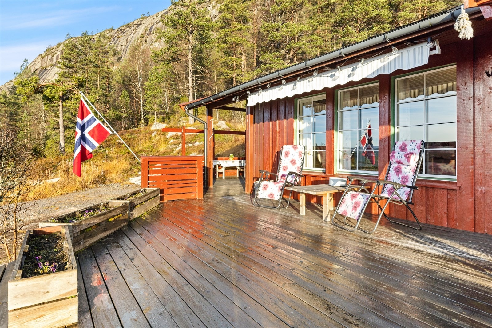 Hytta er omgitt av vakker natur, med stor solrik terrasse og utsikt over området. Perfekt for fredelige friluftsdager. Galleribilde