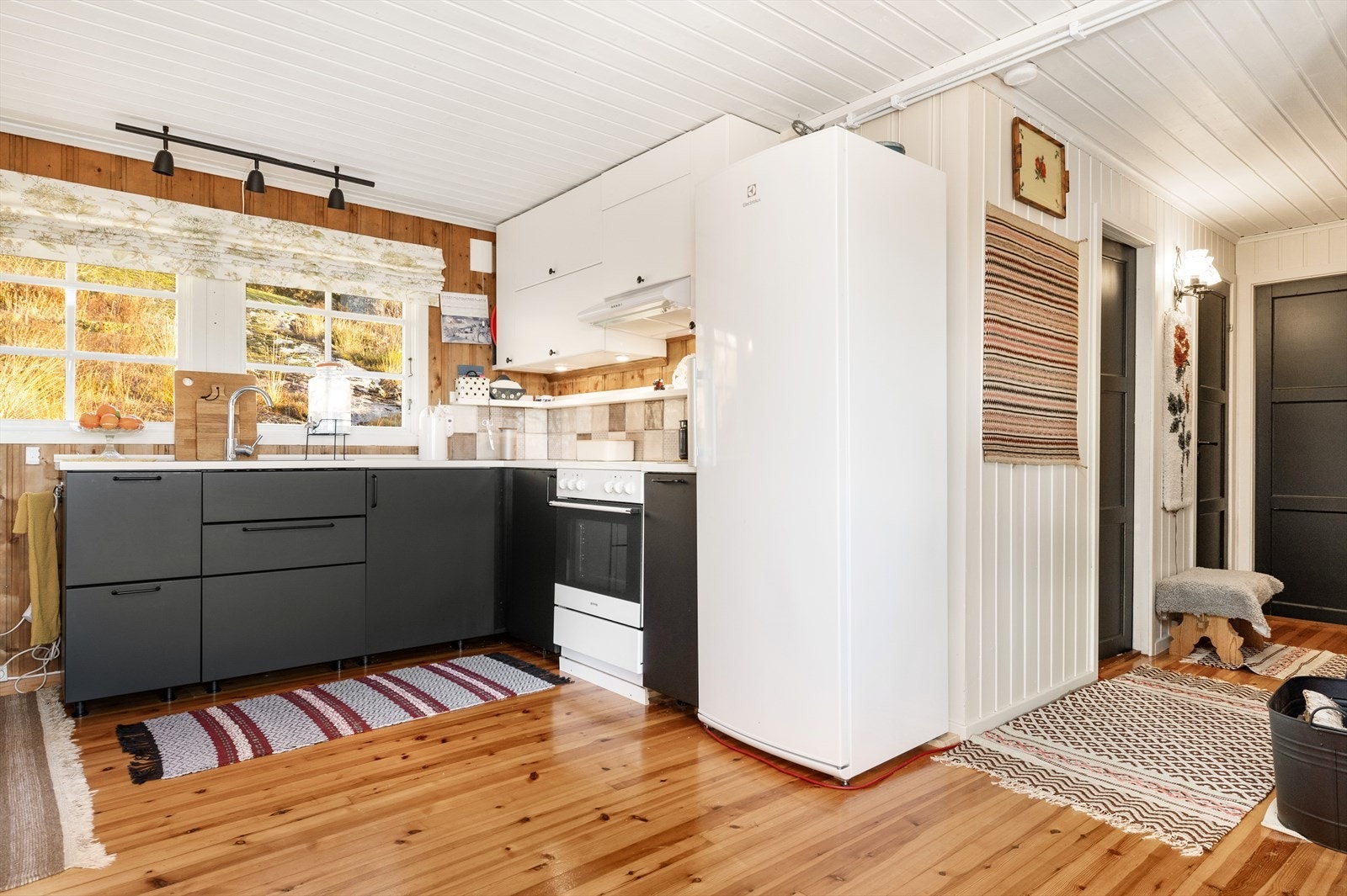 Koselig kjøkken med moderne innredning og lyse detaljer. Galleribilde