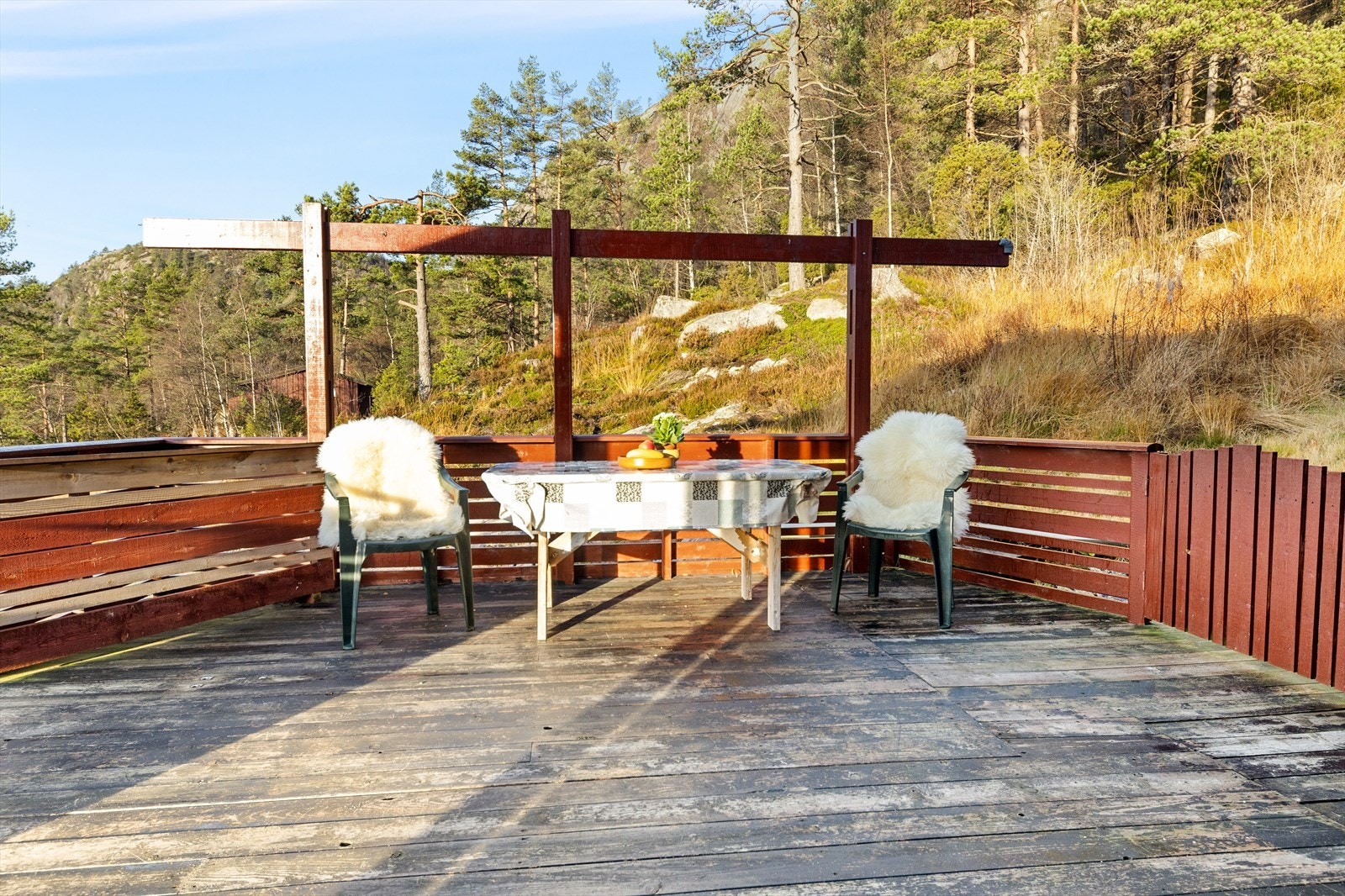 Fin uteplass omgitt av vakker natur, perfekt for avslapning og hygge. Ideelt for de som søker ro og naturopplevelser. Galleribilde