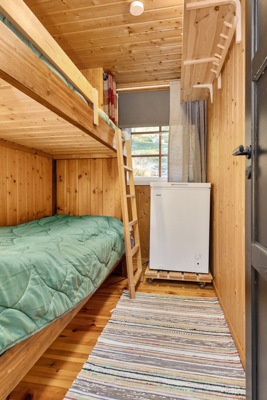 Soverom med familiekøye Galleribilde