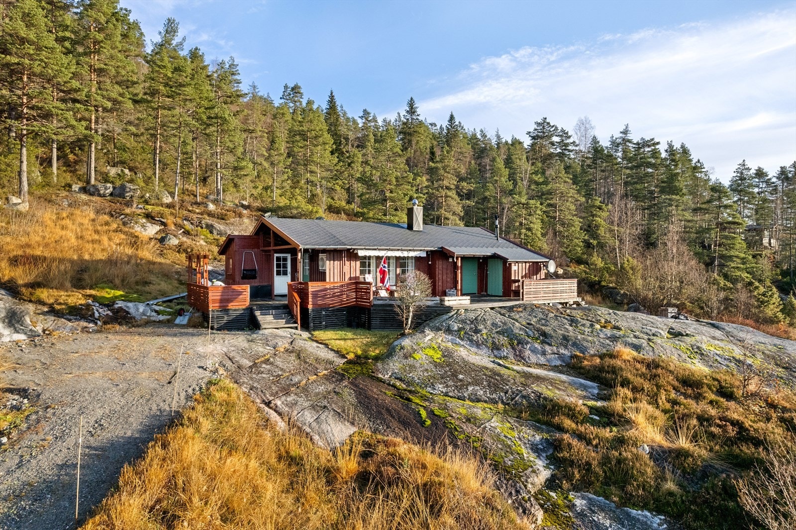 Hytten har for det meste naturtomt - parkering like utenfor Galleribilde