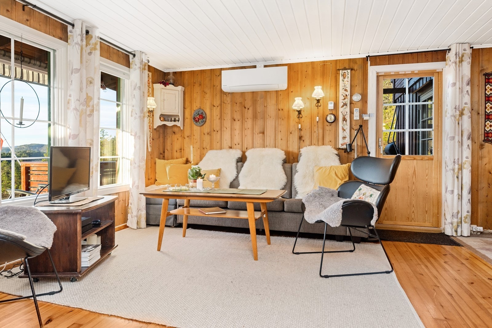 Stuen har direkte utgang til terrasse. Galleribilde