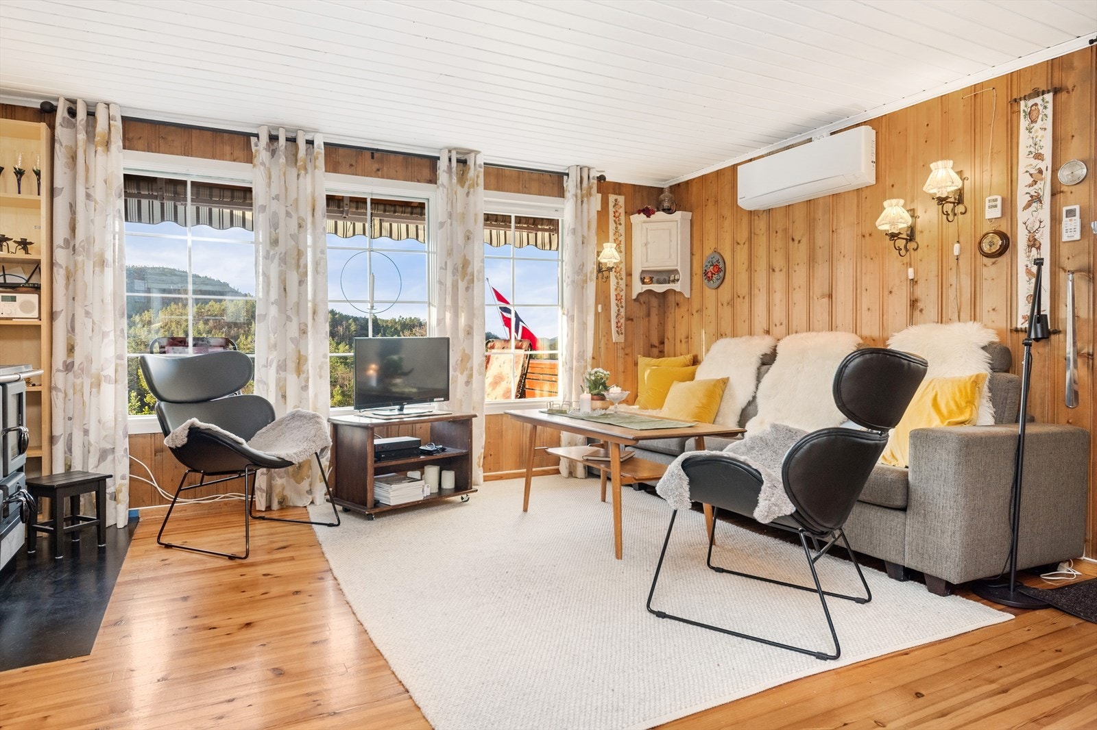 Stuen har store vinduer og fin utsikt mot fjellene. Lyst og innbydende Galleribilde