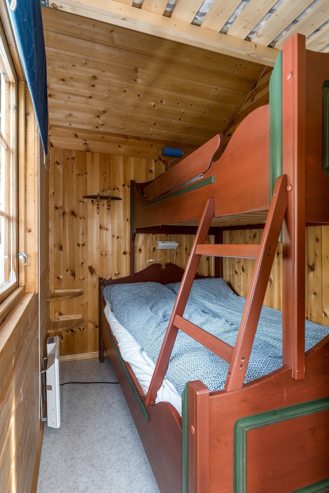 Hytta har ett soverom innredet med familiekøyeseng i tillegg til en plassbygd enkeltseng. Totalt 4 soveplasser. Galleribilde