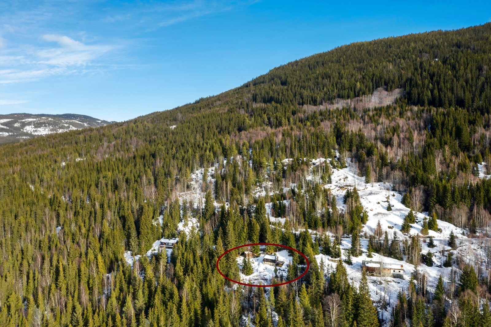 Eiendommen er beliggende i et område med spredt hyttebebyggelse. Her har man nærhet til fin natur med merkede turløyper i sommerhalvåret, og kun en kort kjøretur til langrennsløyper om vinteren. Galleribilde