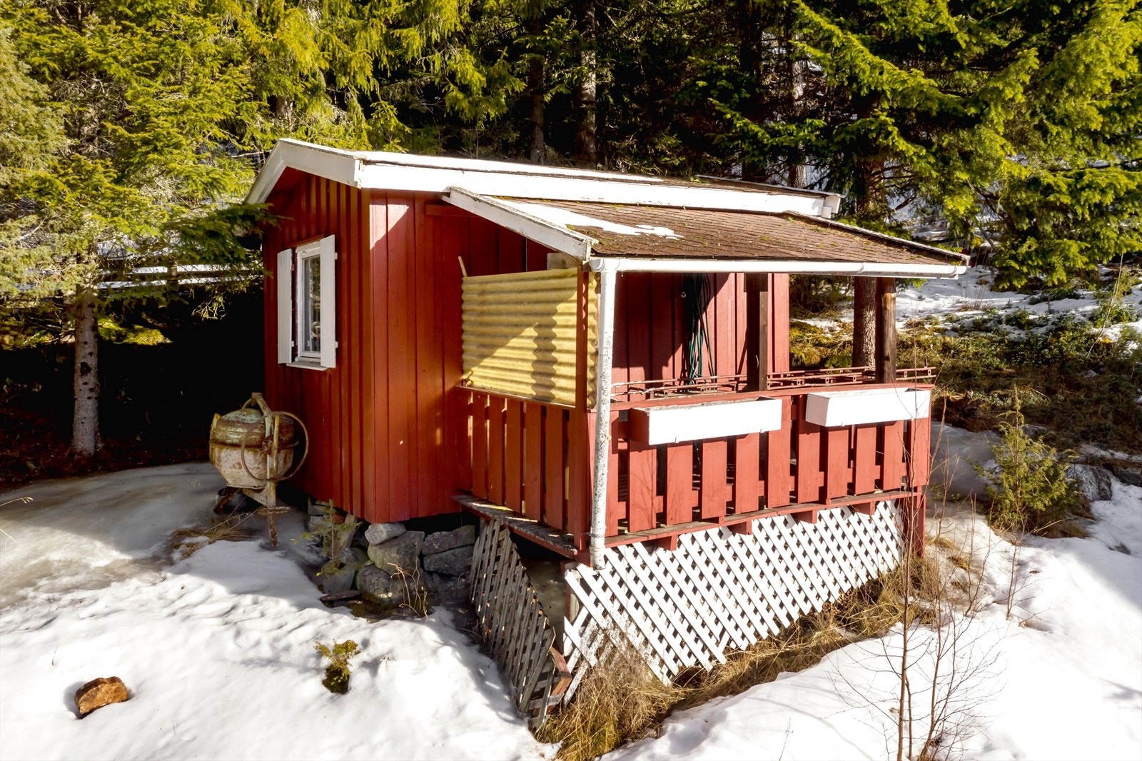 Uthus fra 1968 som er den første bygningen som ble satt opp på tomten. Galleribilde