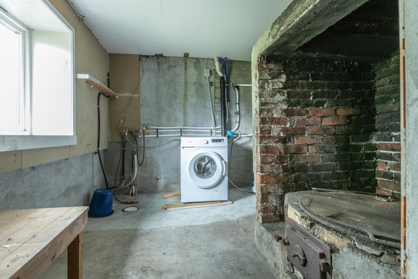 Kjellarrom med opplegg vil ekstra vaskemaskin Galleribilde