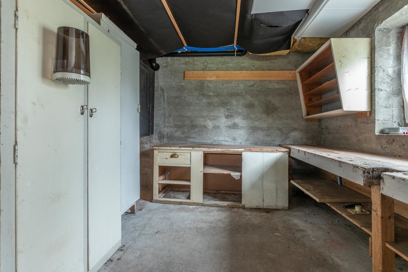 Kjellarom med boder Galleribilde