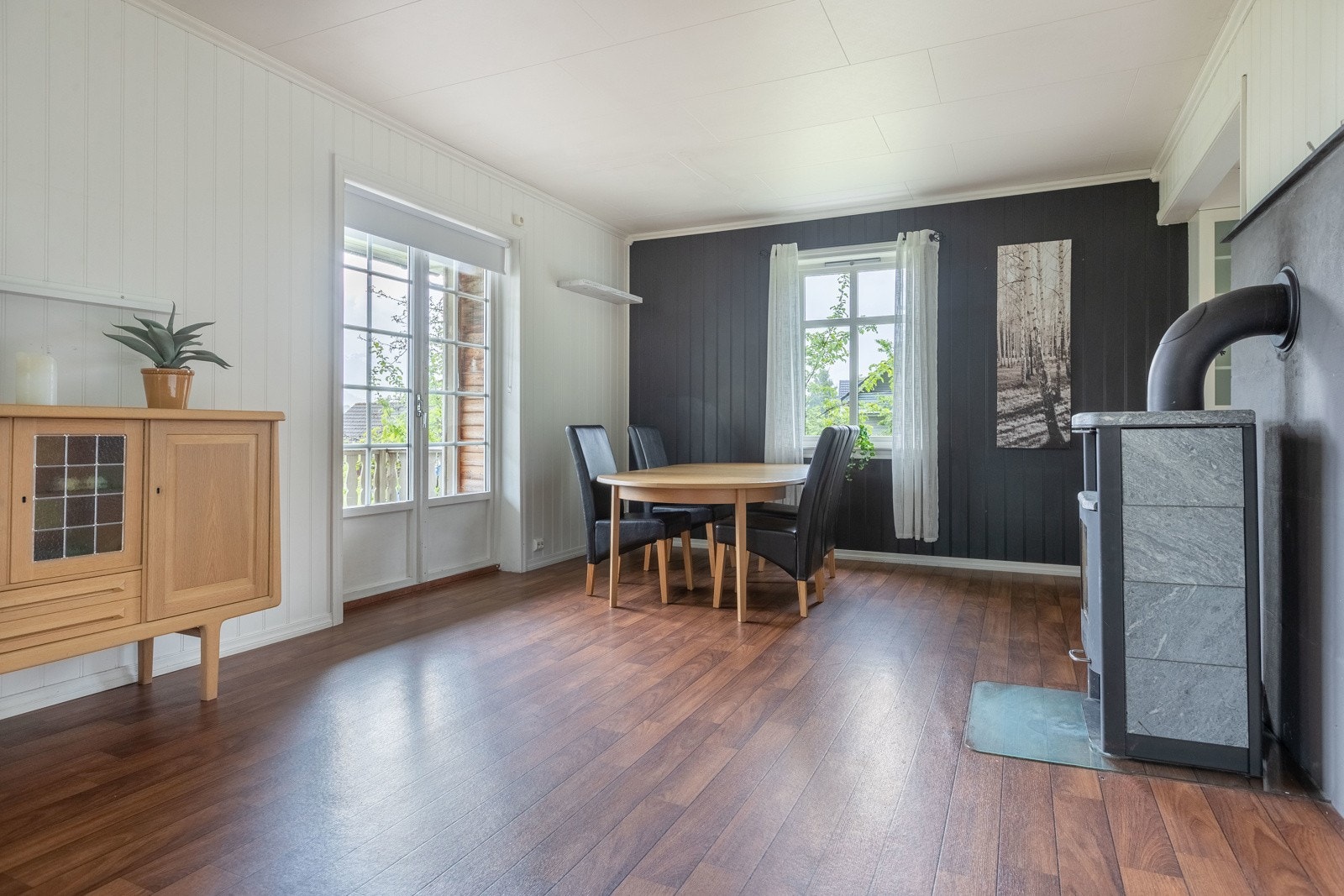 Stove med tilkomst til terrassen og hagen Galleribilde