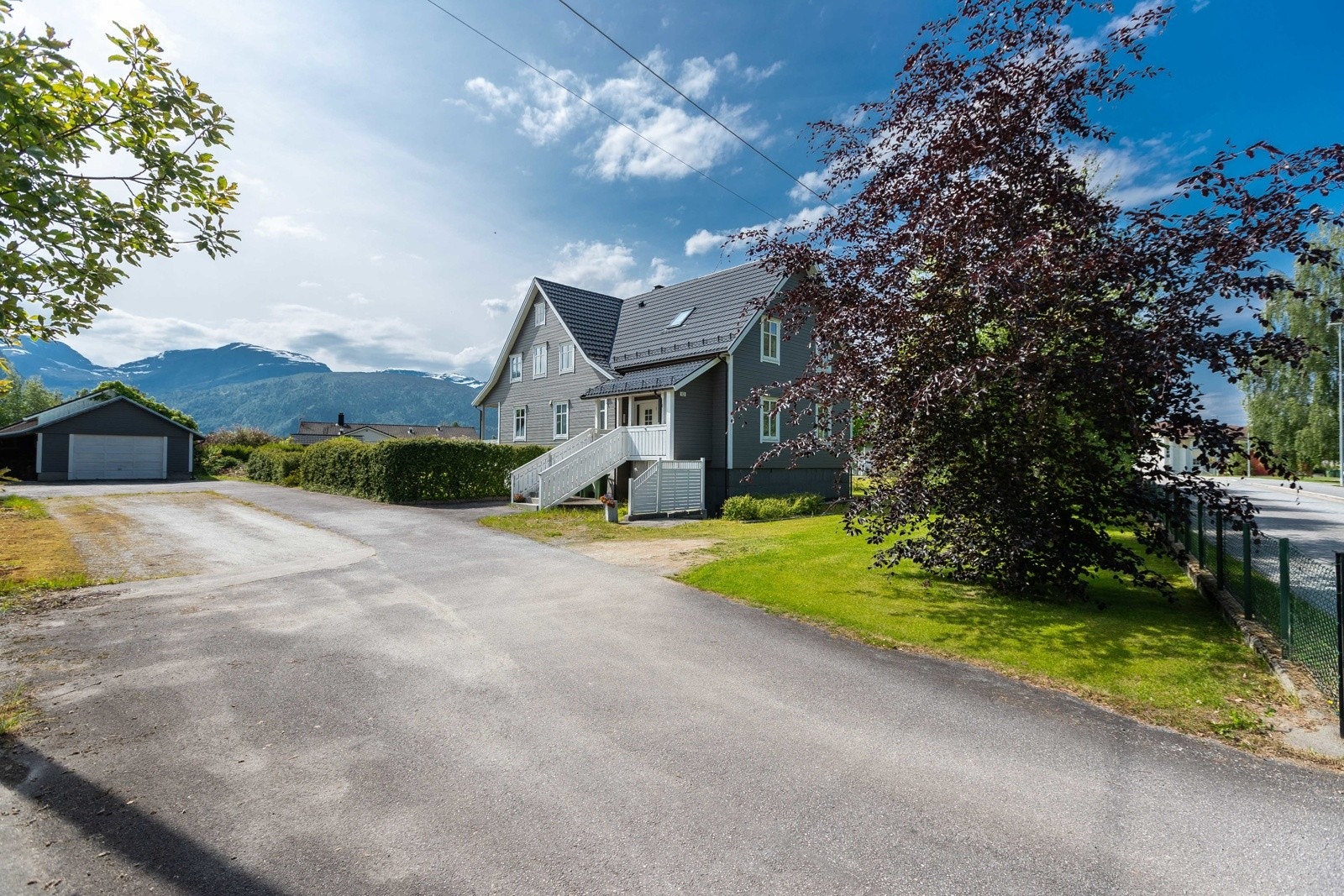 Tilkomstveg og romsleg tun Galleribilde