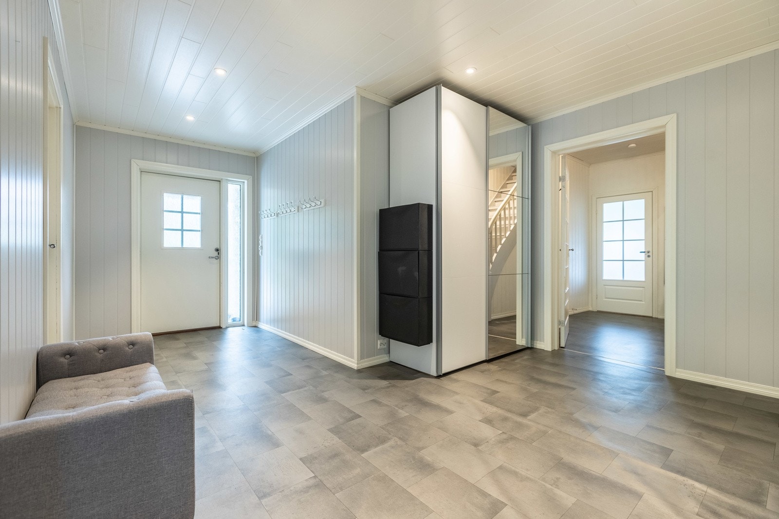 Gangareal i h. etg. med inngangsparti Galleribilde