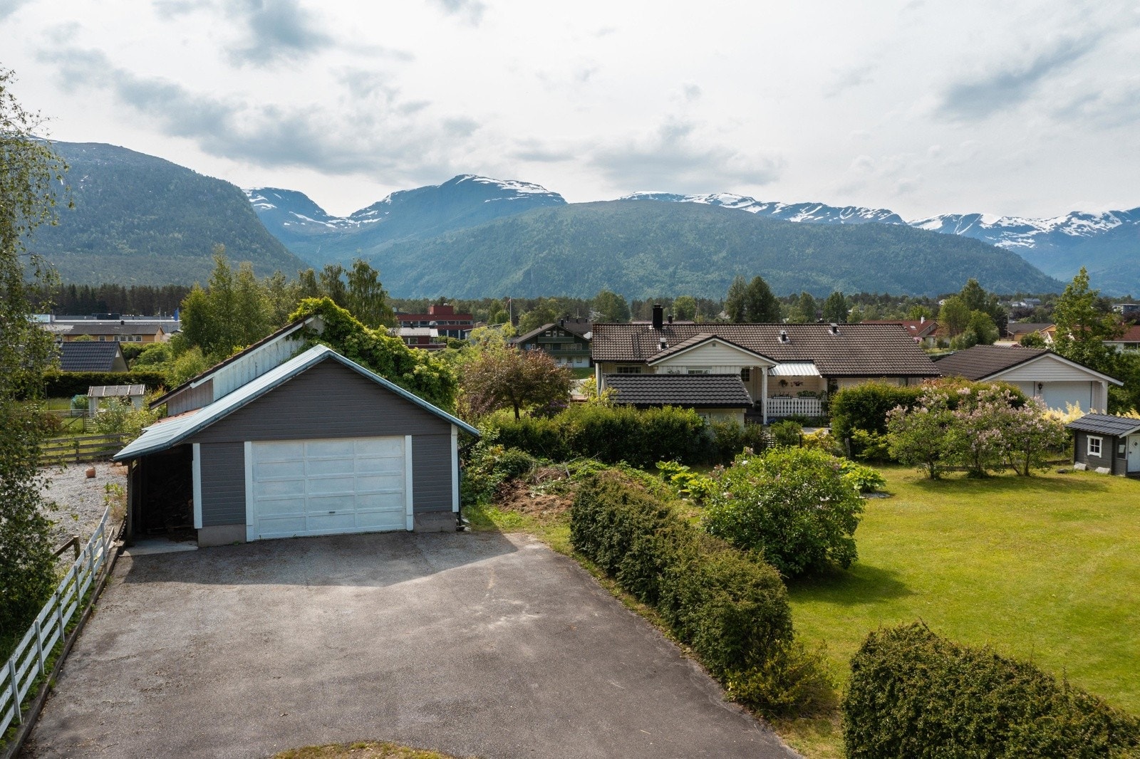 Dronefoto over frittståande dobbel garasje Galleribilde