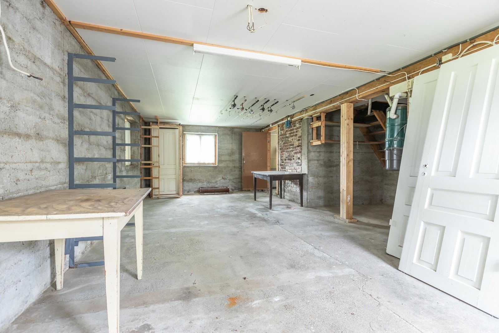 Kjellarrom med boder Galleribilde