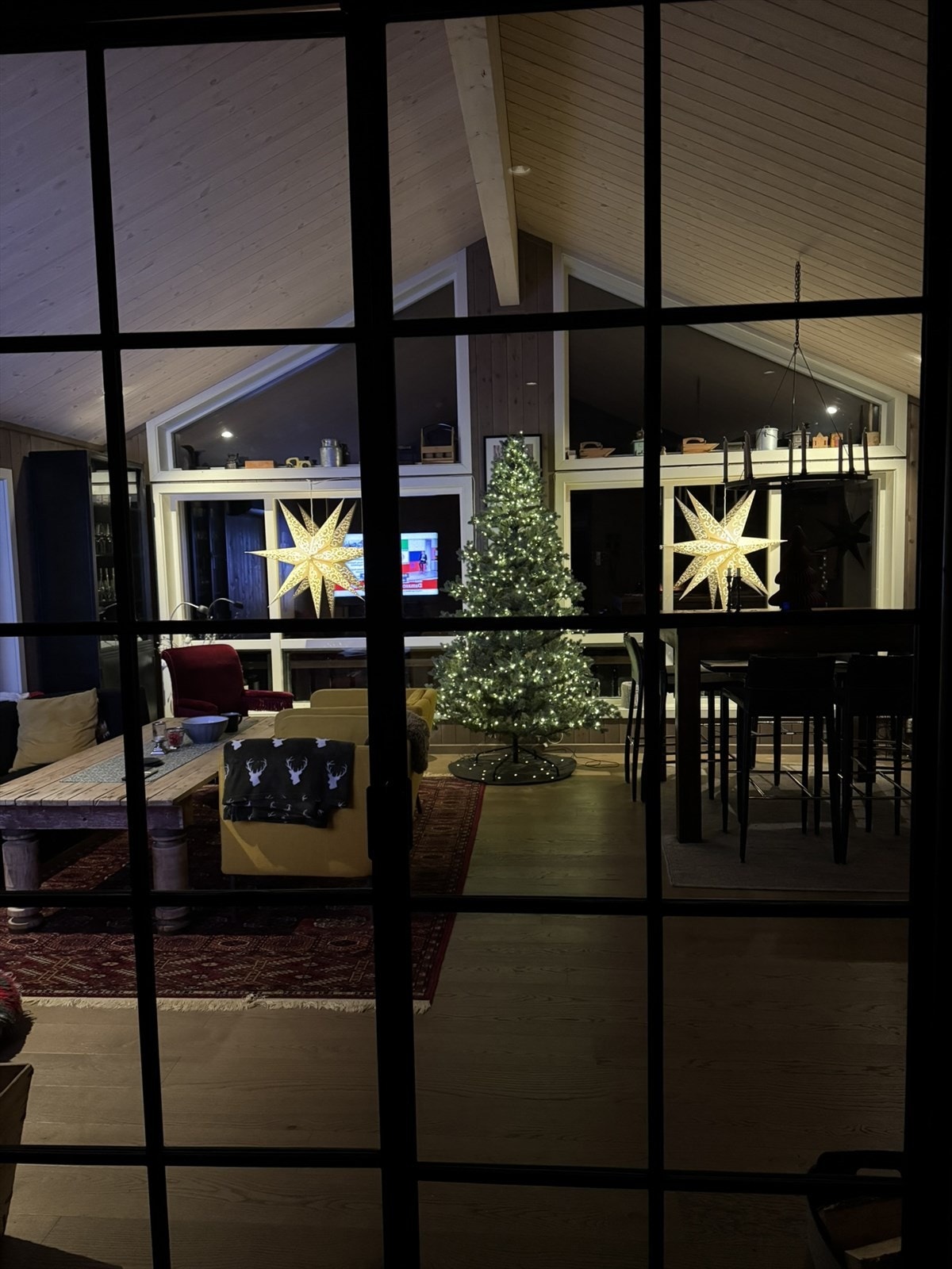 Hyggelig stemning i hytta - her skapes minner med familie og venner, ekstra koselig når julen nærmer seg Galleribilde