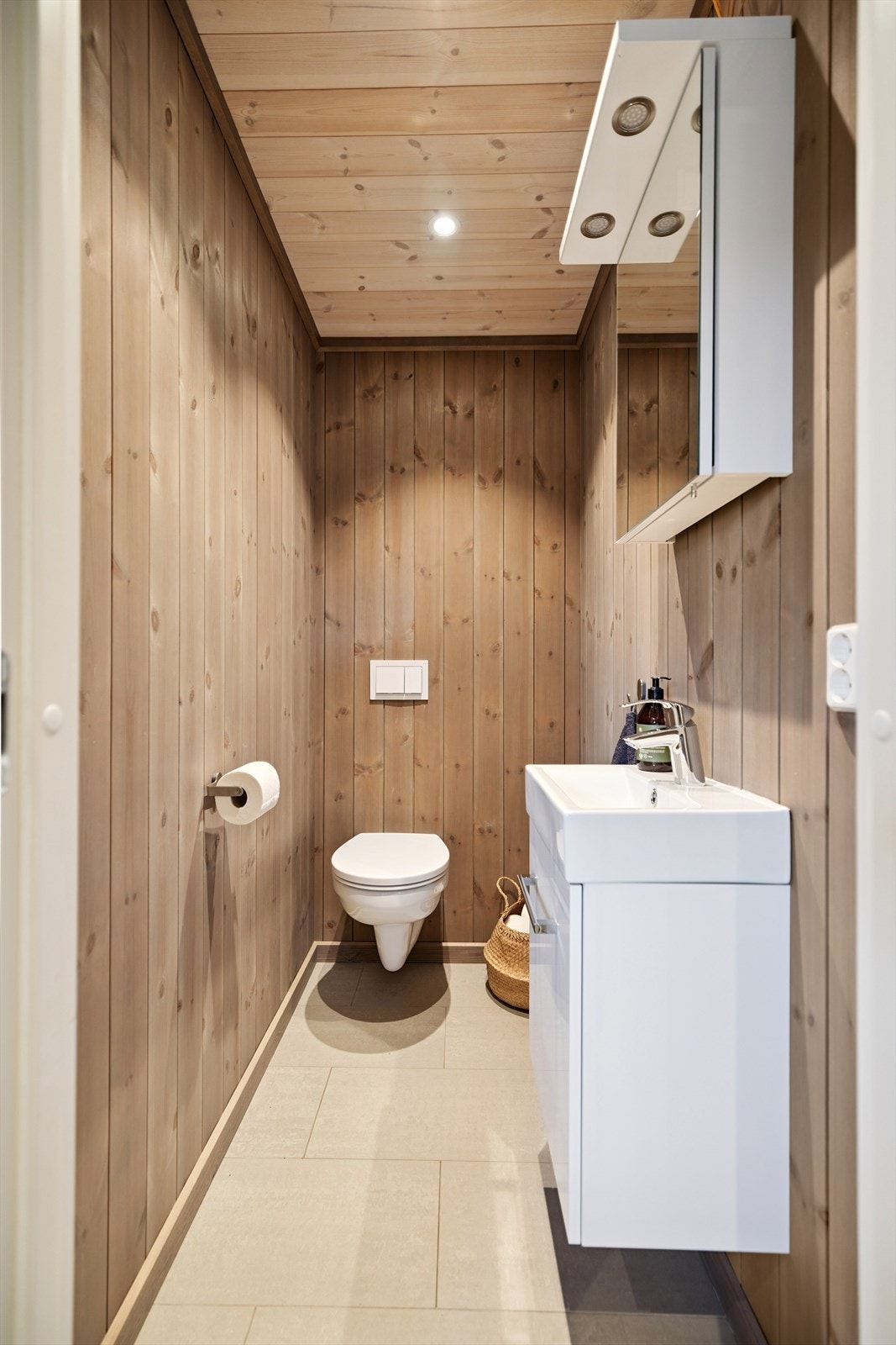 I hendig tilknytning til entreen er det et pent, separat wc-rom med gulvvarme. Galleribilde