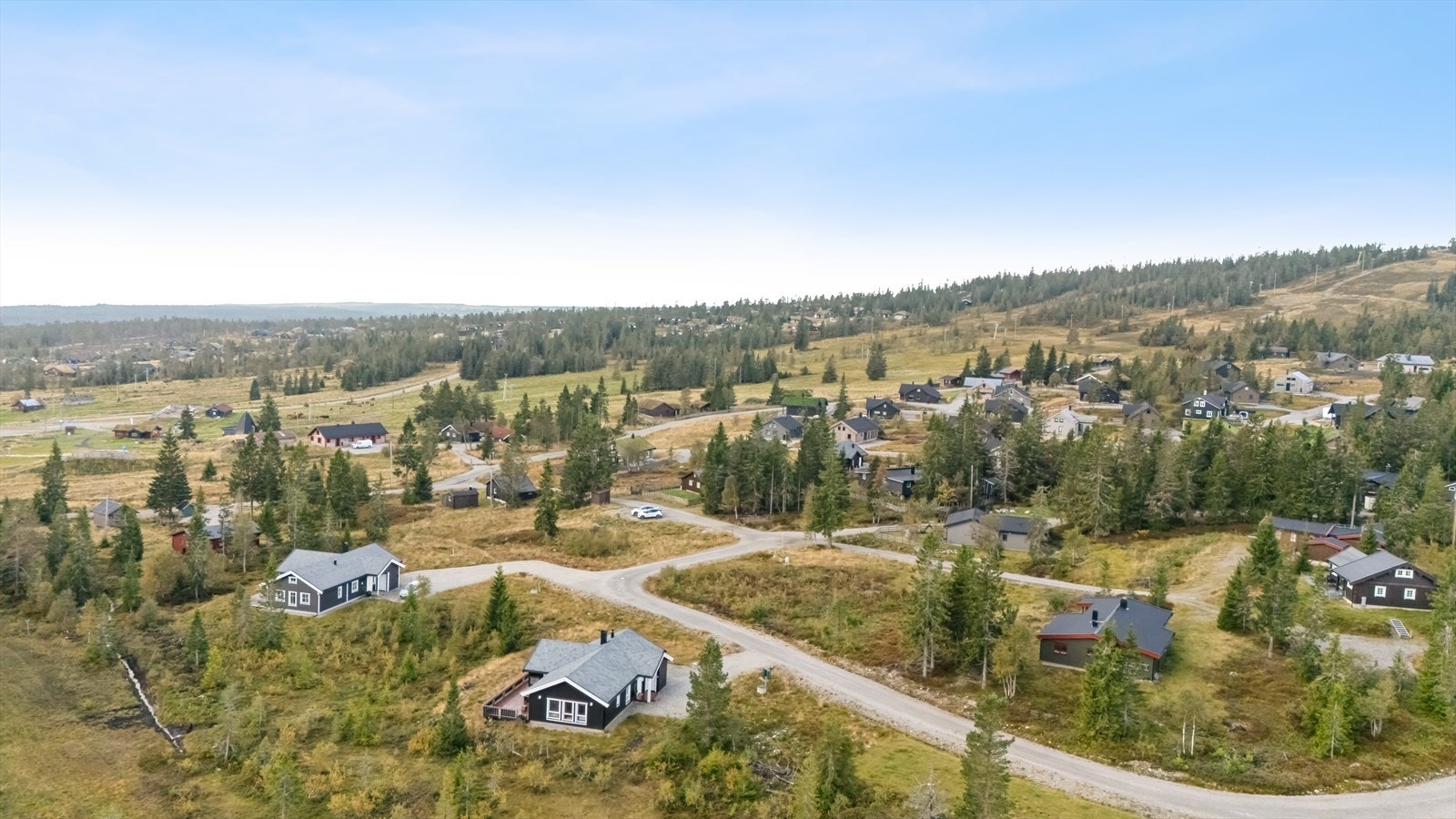 Det er god plass mellom hyttene på feltet, så omgivelsene føles private og luftige. Galleribilde