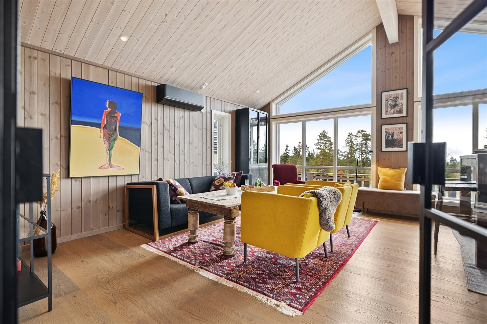 Den romslige stuen byr på utmerket møbleringsfrihet. Galleribilde