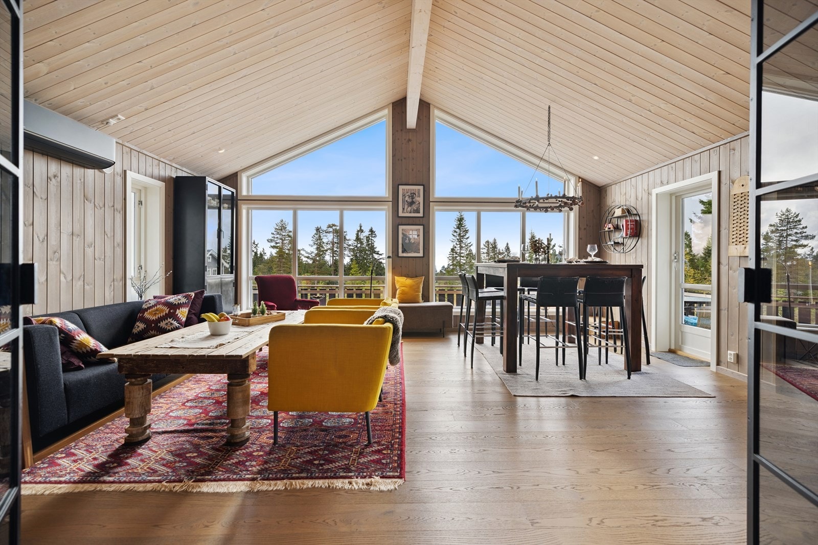 Stuen har en fantastisk romfølelse og luftig atmosfære - noe som understrekes med flott takhøyde og store vinduer. Galleribilde