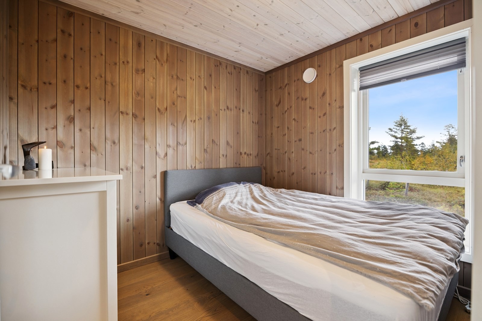 Det er montert plisségardiner i alle soveromsvinduene. Galleribilde