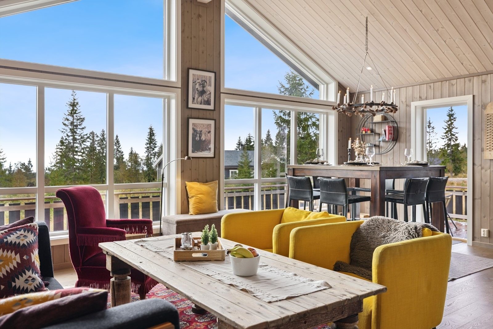 Dagslyset strømmer inn via store vinduer fra gulv til tak og sørger for unik, naturlig lyssetting. Galleribilde