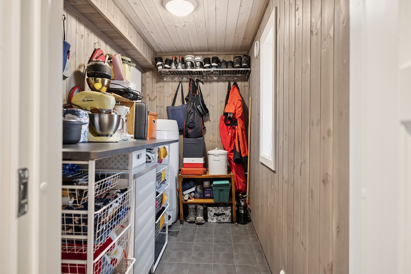 Innvendig bod ved entreen gir deg god lagringsplass - ideell for sko, yttertøy, skiutstyr eller annet du ønsker å ha ryddig og organisert. Galleribilde