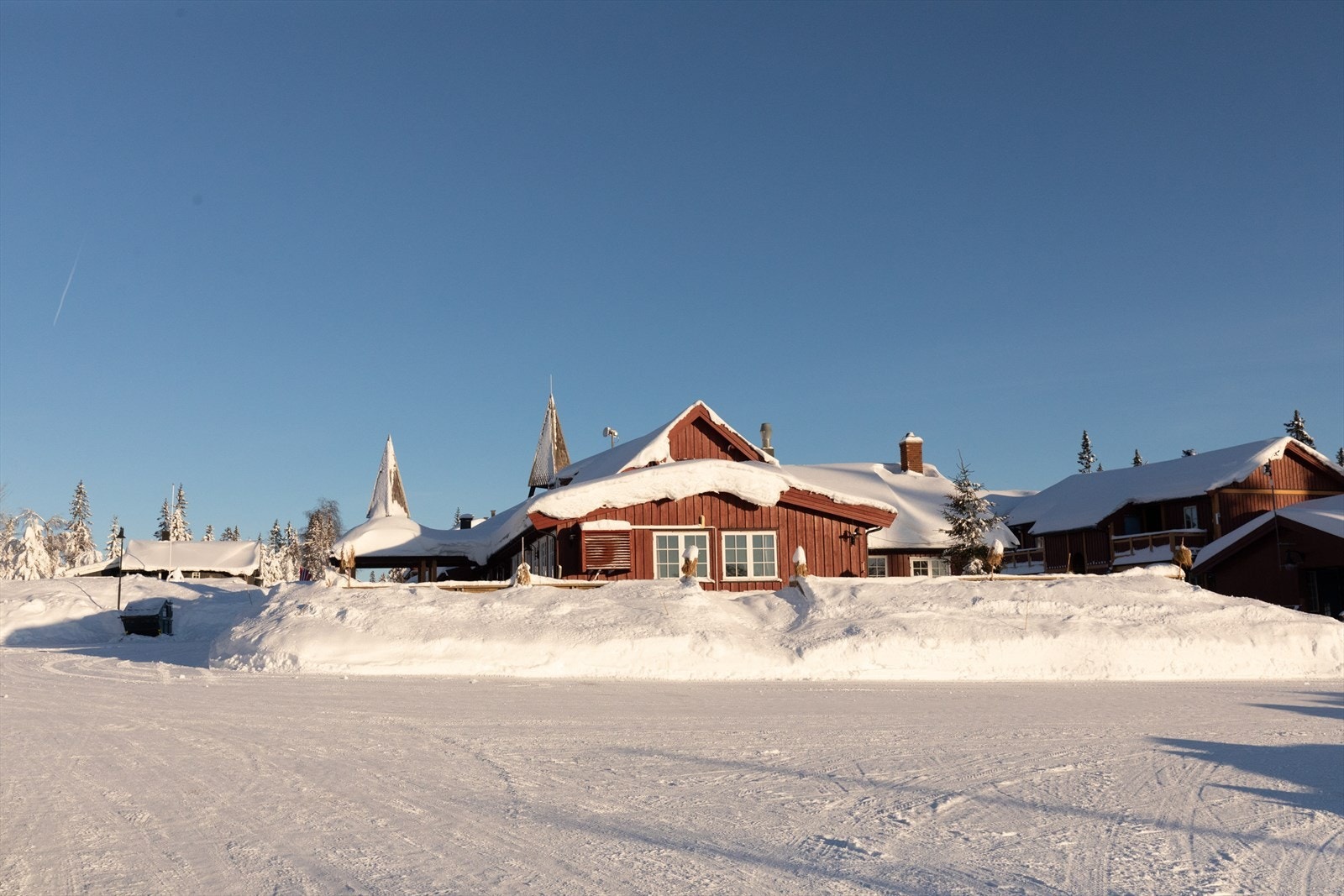 Budor Gjestegård - kun 300m unna -et naturlig samlingspunkt med matservering, arrangementer og hyggelig atmosfære. Galleribilde