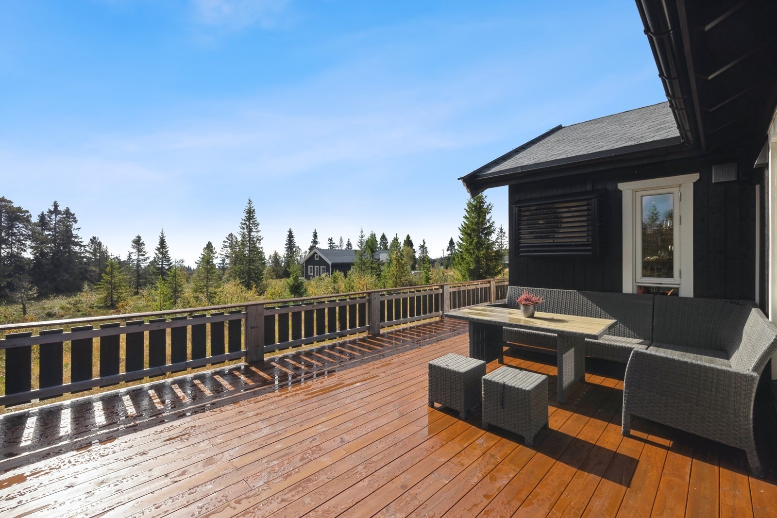 Det er fine, definerte soner for møblering på terrassen. Galleribilde