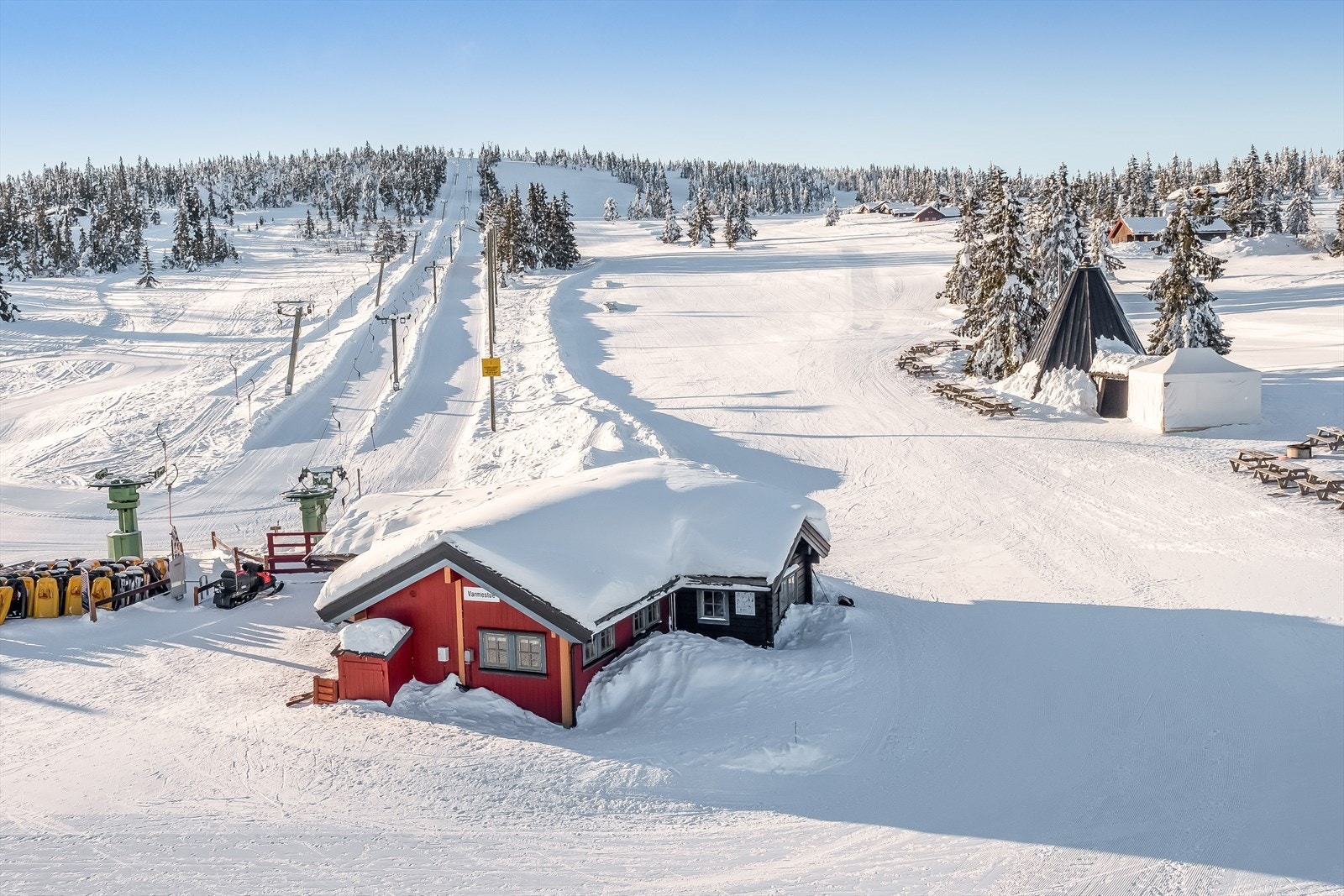 Skitrekket med varmestue og serviceområde -kun 200m unna- et fint sted å ta en pust i bakken. Galleribilde