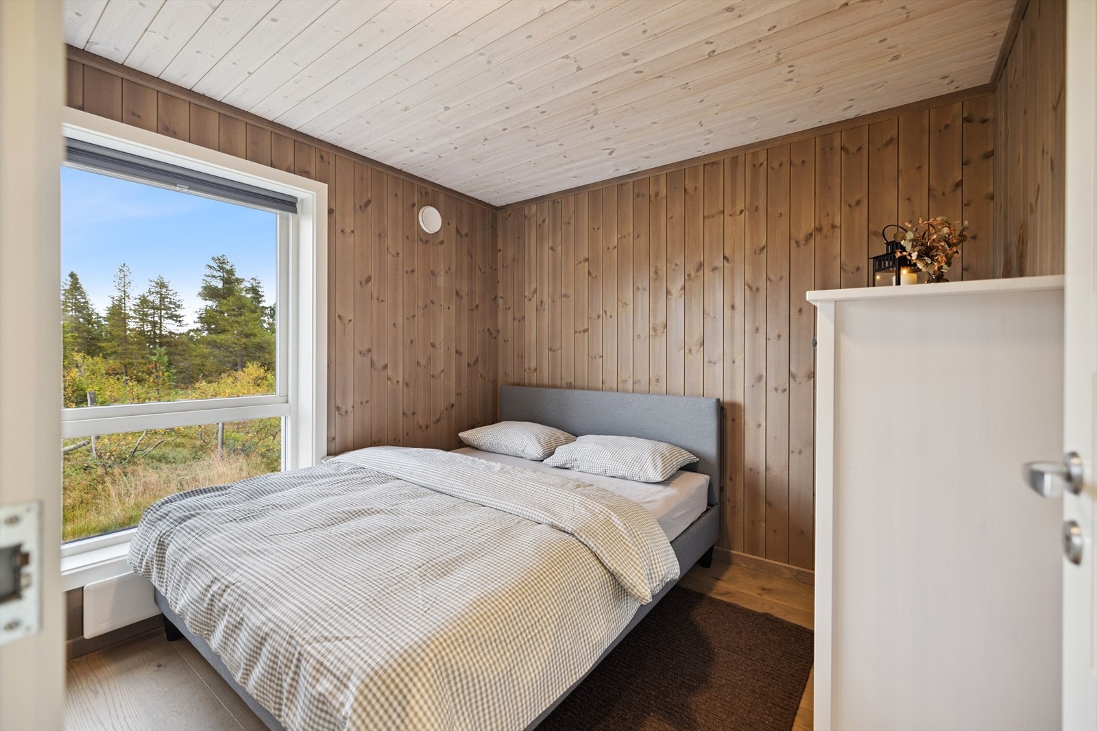 Det er fin plass til stor seng og tilhørende møblement på alle soverommene. Galleribilde