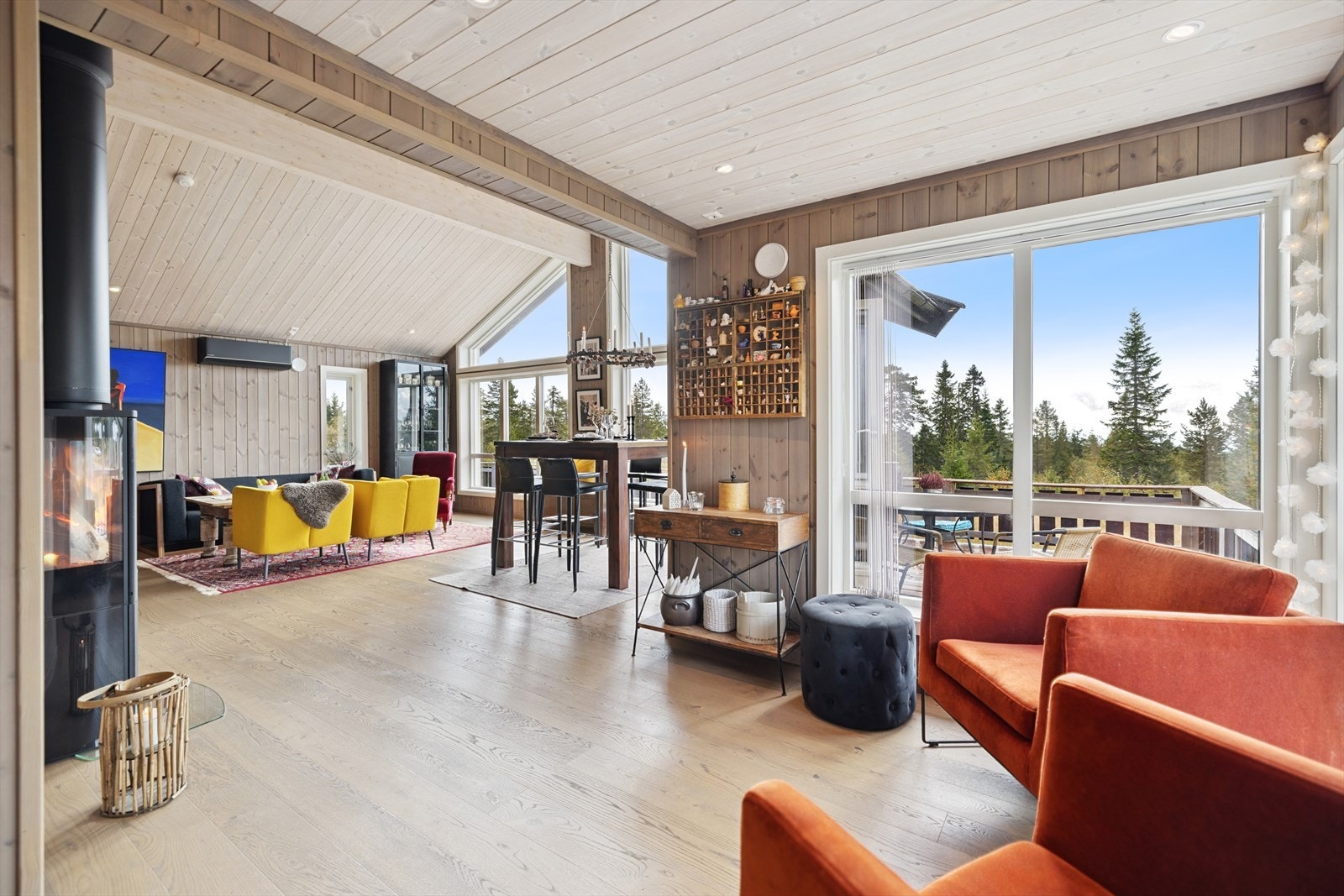 Kjøkkenet og stuen ligger i dels åpen løsning, og det er appstyrt gulvvarme i hele rommet. Galleribilde