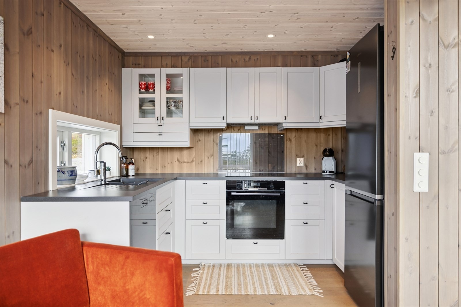 Kjøkkenet har et stilrent, moderne og arealeffektivt design med god skap- og benkeplass samt oppgraderte hvitevarer. Galleribilde