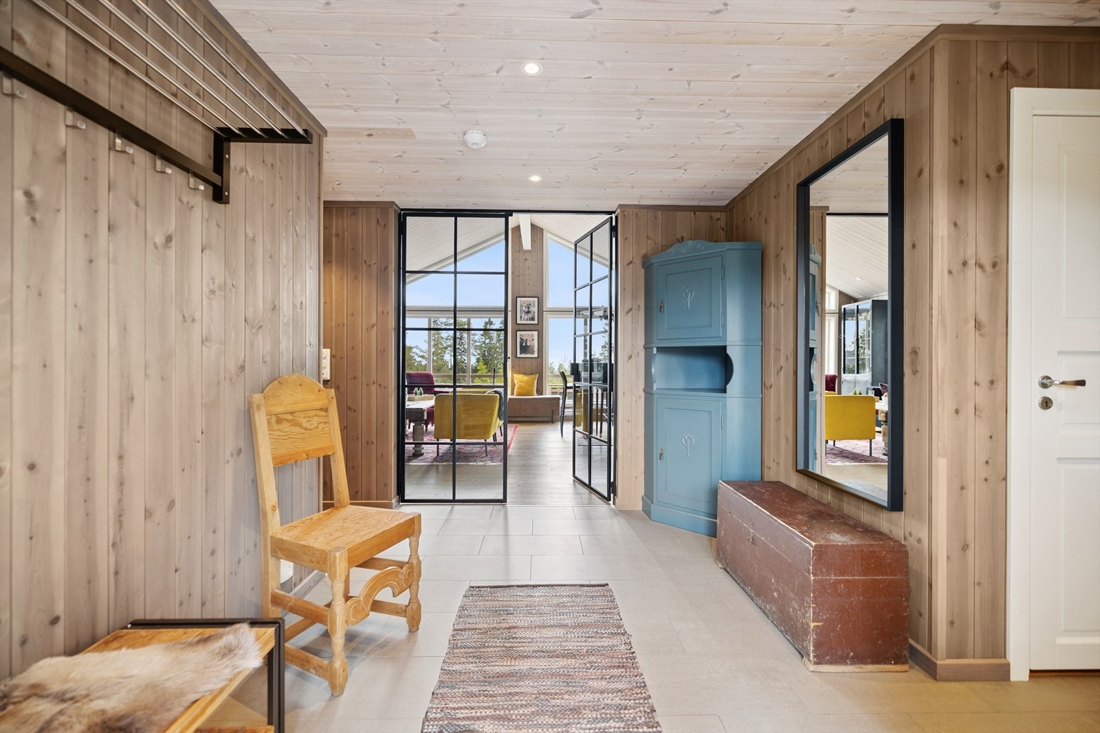 Hytta har en romslig og flott entré med appstyrt varme i det flislagte gulvet. Galleribilde