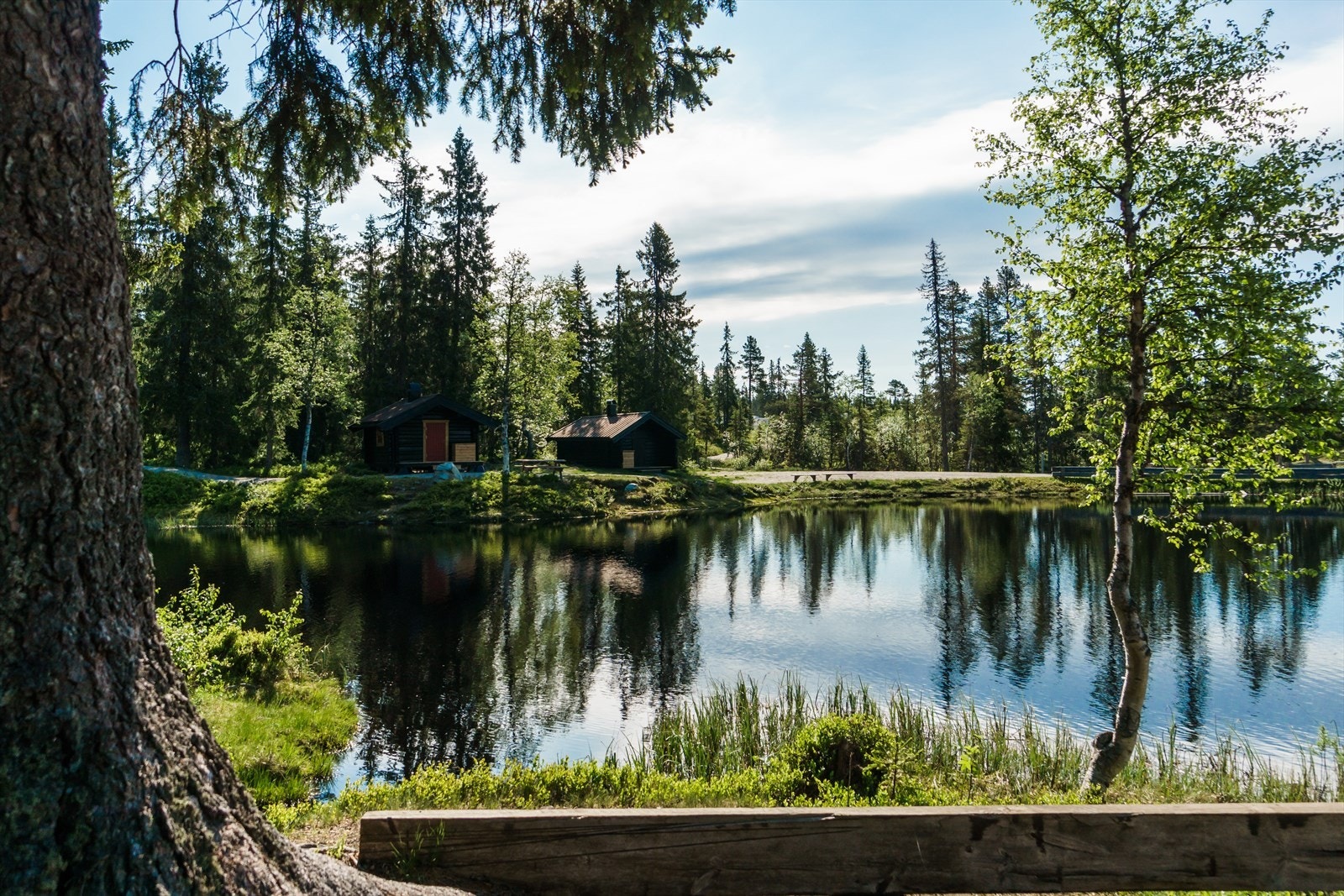 Hytta ligger nær idylliske vann - perfekt for bading Galleribilde