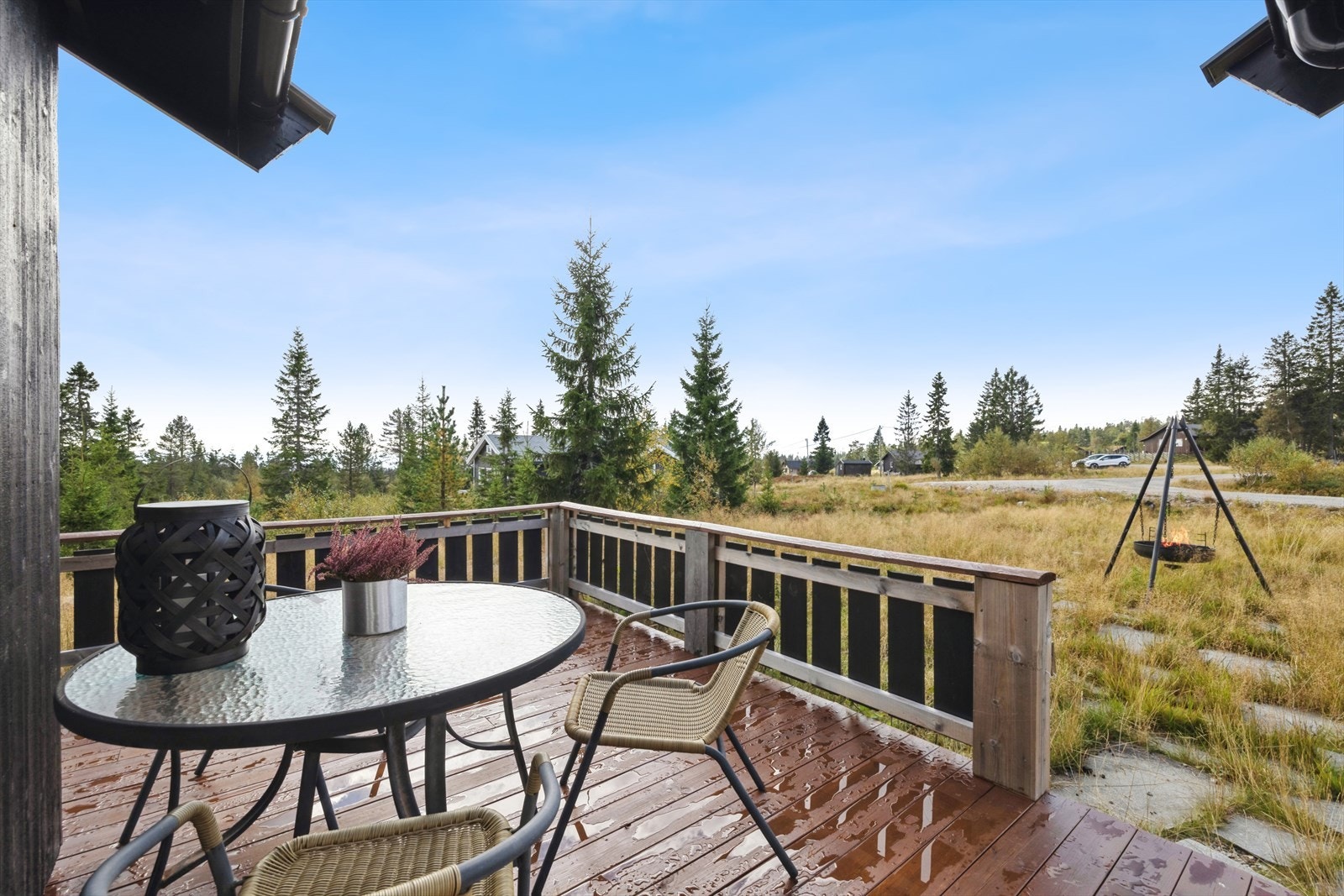 Ved hytta kan solen følges fra morgen til ettermiddag/kveld. Galleribilde