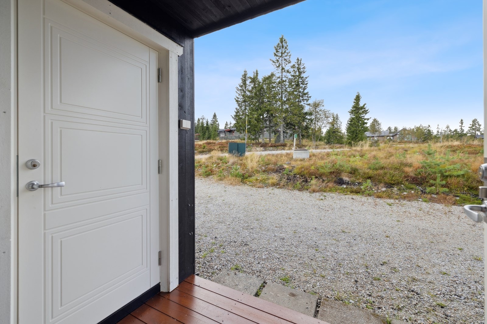 Praktisk bod ved inngangspartiet - ideell for oppbevaring av skiutstyr, smørebod eller annet friluftsutstyr. Galleribilde