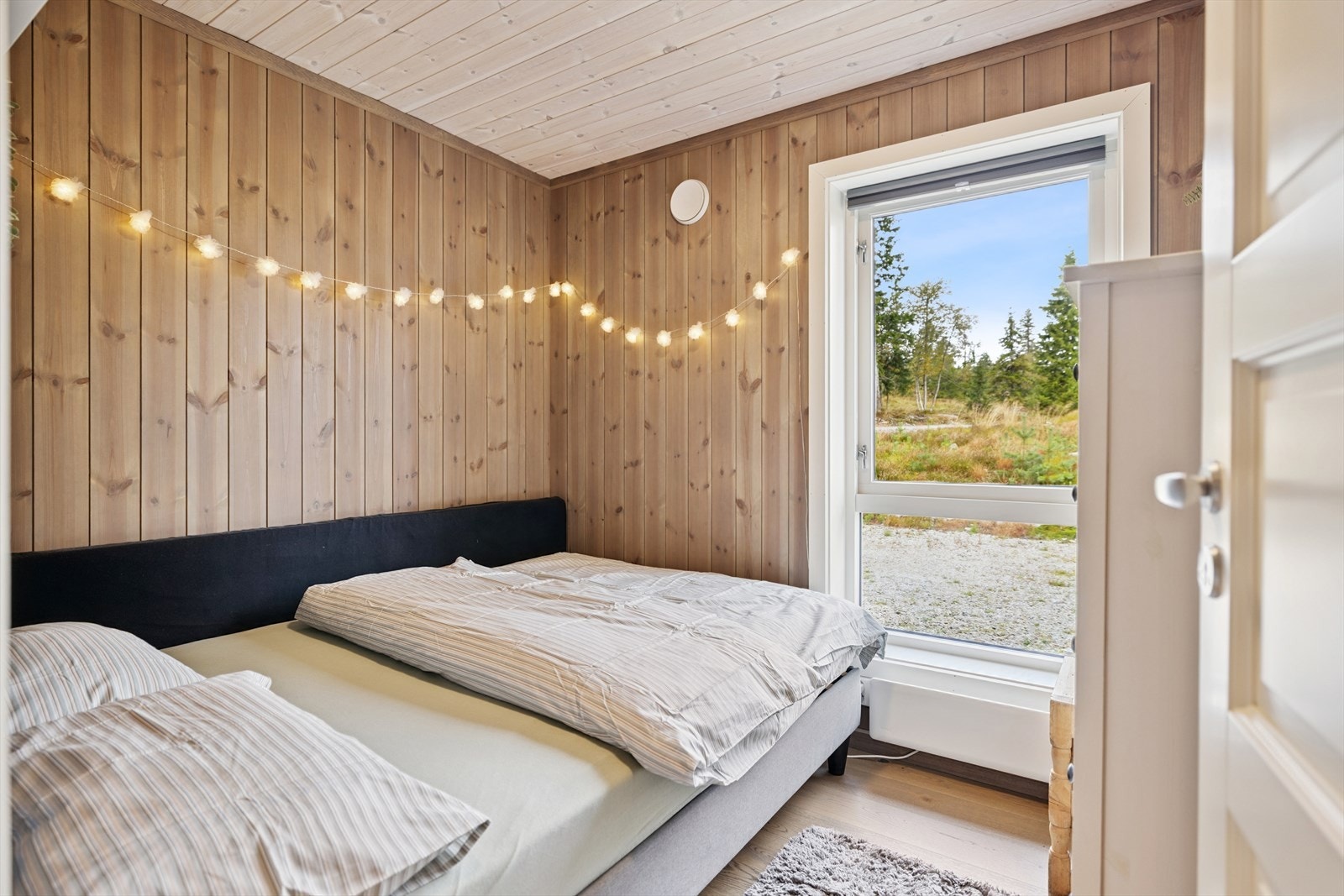 Store vinduer sørger for rikt, naturlig lysinnslipp og gode luftemuligheter. Galleribilde